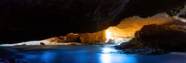 Parlak mavi renk bir mağarada yer altı Gölü Panoraması