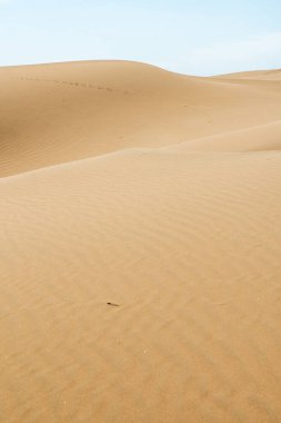 Arkaplan olarak çöldeki kum tepeleri
