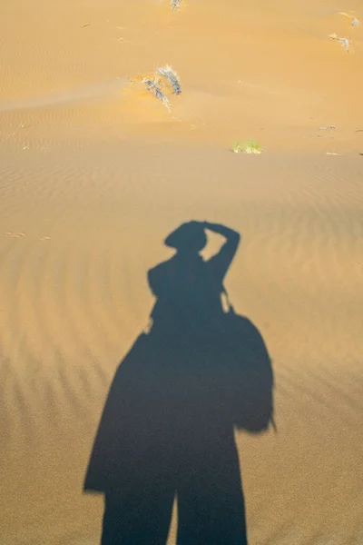 Der Schatten des Fotografen auf dem Sand in der Wüste — Stockfoto