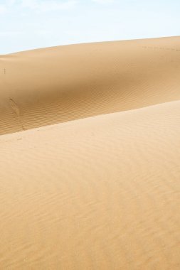 Arkaplan olarak çöldeki kum tepeleri