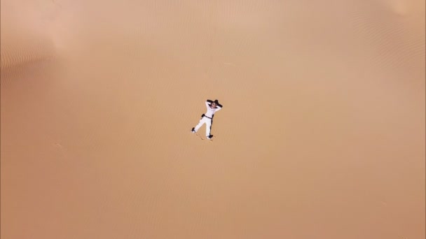 Вид зверху чоловіка, що лежить на піску . — стокове відео