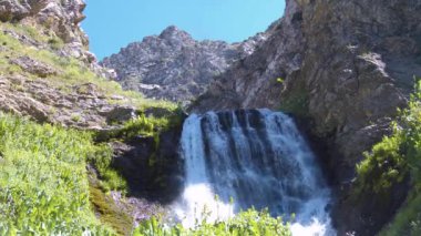 Sonbaharda çağlayan şelale