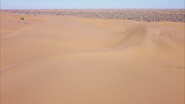 Volo sulle dune di sabbia nel deserto in una giornata di sole. — Video Stock