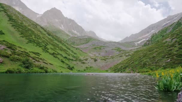 Rasch ziehende Wolken über einem türkisfarbenen Alpensee — Stockvideo