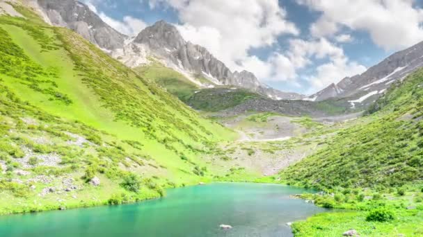 绿松石高山湖上快速移动的云彩 — 图库视频影像