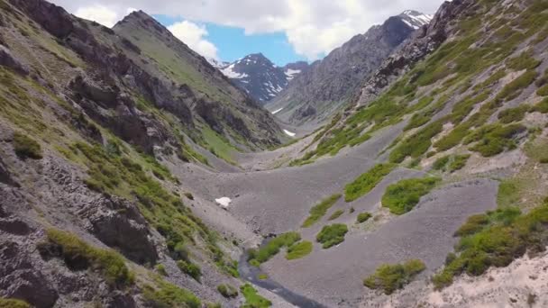 O drone voa ao longo do desfiladeiro ao longo do rio entre as colinas e montanhas à noite. — Vídeo de Stock