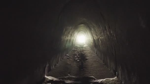 Чоловік, що біжить всередину бетонного тунелю — стокове відео