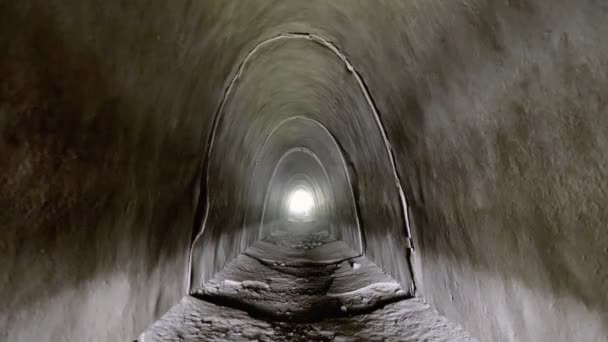 コンクリートトンネル内の影の動き — ストック動画