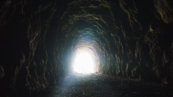 Un hombre corriendo dentro de un túnel de hormigón — Vídeo de stock