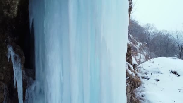 A textura da água congelada em ambientes naturais — Vídeo de Stock