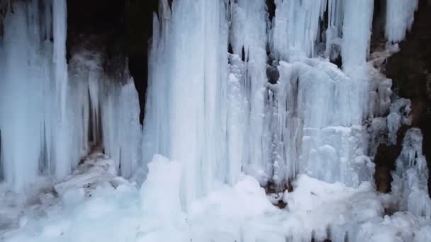 Canon à mouvement lent avec cascades gelées — Video
