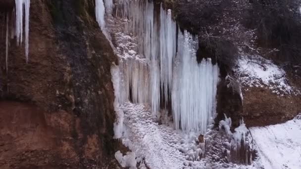 Canon cu mișcare lentă cu cascade înghețate — Videoclip de stoc