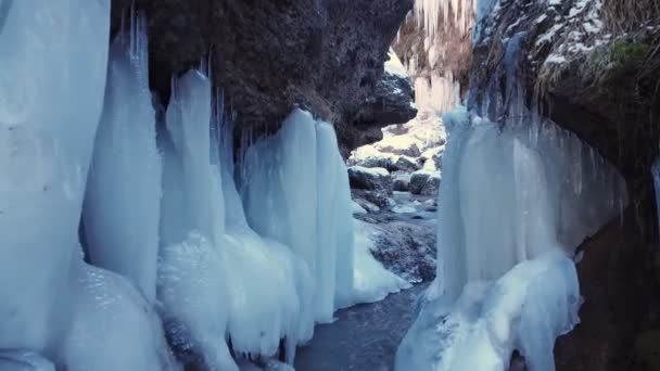 Zpomalený kanón se zamrzlými vodopády