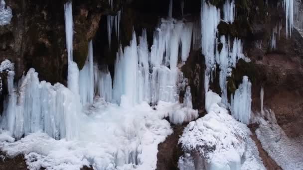 Slow motion canon met bevroren watervallen — Stockvideo