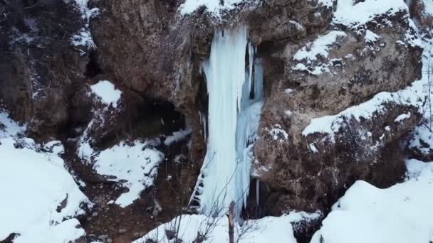 Zeitlupenkanon mit gefrorenen Wasserfällen — Stockvideo