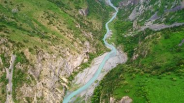 Aksu Nehri 'nin Aksu Zhabagly Doğa Koruma Alanı' ndaki en üst manzarası, İlkbaharın başında Kazakistan 'da kanonun güzel kıvrılan nehri.