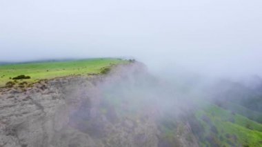 Zhabagly rezervinin Aksu Kanyonu 'nda bulut oluşumu, Kazakistan Almatı. Kuş bakışı, bahar renkli kanyonun muhteşem manzarası.
