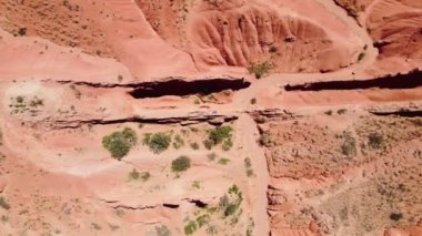 Peri Masalı Kanyonu, çeşitli ve zengin kayalara özgüdür. Fotoğrafçılık, tatildeki aileler ve yürüyüşçüler için gidilecek yer. Skazka Kanyonu, Tosor köyü yakınlarındaki Issyk Kul Gölü 'nün dışında yer alıyor. Kırgızistan