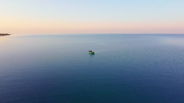 Silueta Solo Pescador Disfrutando Una Hermosa Puesta Sol Barco Mientras — Vídeo de stock