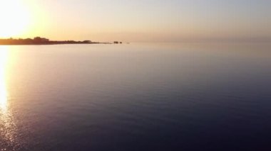 Kırgızistan 'daki Issyk Kul Gölü kıyısında Günbatımı.