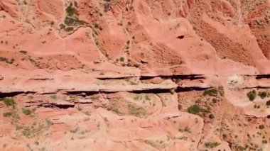 Peri Masalı Kanyonu, çeşitli ve zengin kayalara özgüdür. Fotoğrafçılık, tatildeki aileler ve yürüyüşçüler için gidilecek yer. Skazka Kanyonu, Tosor köyü yakınlarındaki Issyk Kul Gölü 'nün dışında yer alıyor. Kırgızistan