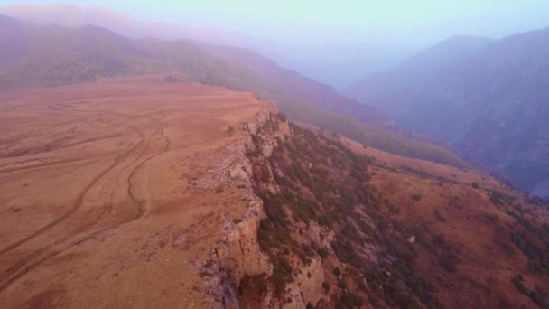 Gün Batımında Dağlarda Sarı Sonbahar Ağaçları Olan Nehir Aksujabagly Dağlarındaki — Stok video