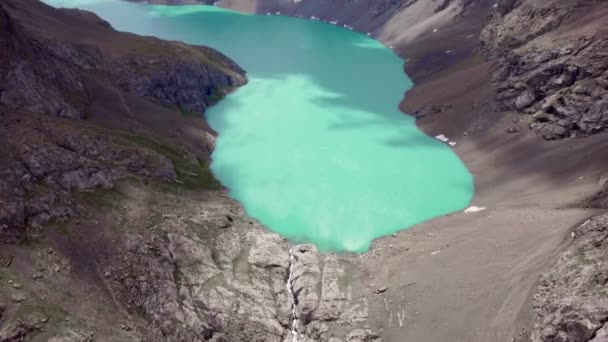 キルギスタンの氷河の山の中でアラコル湖 中央アジアの山の中の壮大な山の湖の上のドローン飛行 — ストック動画
