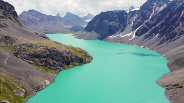 Lago Alakol Las Montañas Glaciares Kirguistán Vuelo Avión Tripulado Sobre — Vídeos de Stock