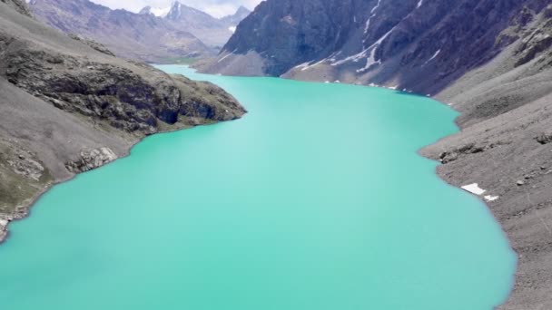 キルギスタンの氷河の山の中でアラコル湖 中央アジアの山の中の壮大な山の湖の上のドローン飛行 — ストック動画
