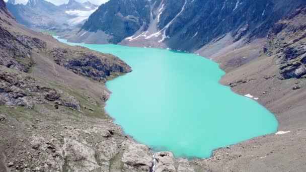 吉尔吉斯斯坦冰川山脉中的阿拉库尔湖 无人驾驶飞机飞越中亚山区一个宏伟的高山湖泊 — 图库视频影像