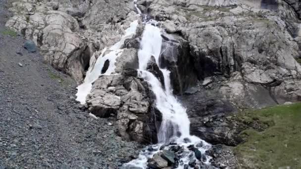 Dron Cámara Sube Por Cascada Toma Fotos Del Río Cascada — Vídeo de stock