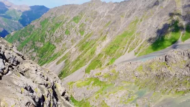 Kamera Dağların Üzerinden Geçerek Vadi Boyunca Dağlarda Bulut Gölgeleri Görürüz — Stok video