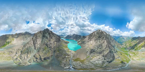 Lago Fresco Alto Nas Montanhas Quirguizistão Panorama 180 Duas Montanhas Imagem De Stock