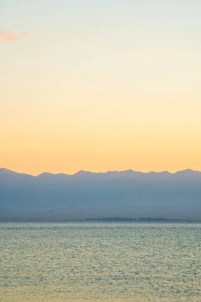 Superfície Água Lago Issyk Kul Montanha Quirguistão Pôr Sol Pastel — Fotografia de Stock