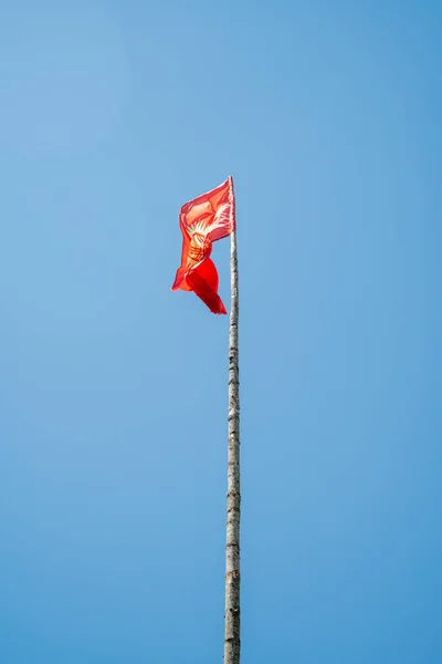 Flag Republic Kyrgyzstan Mountains Red Flag Republic Kyrgyzstan Blue Cloudless — Stock Photo, Image