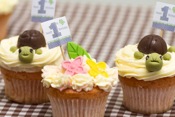 Primer pastel de cumpleaños — Foto de Stock