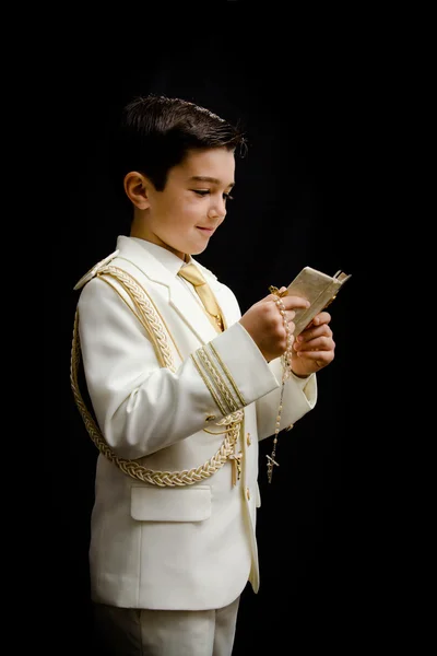 Giovane ragazzo con rosario e libro di preghiere — Foto Stock