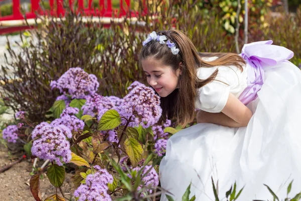 臭いがする花の若い女の子 — ストック写真