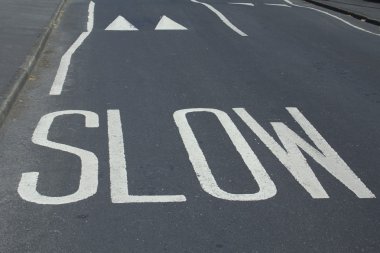 yol emniyet işaretleri - yavaş