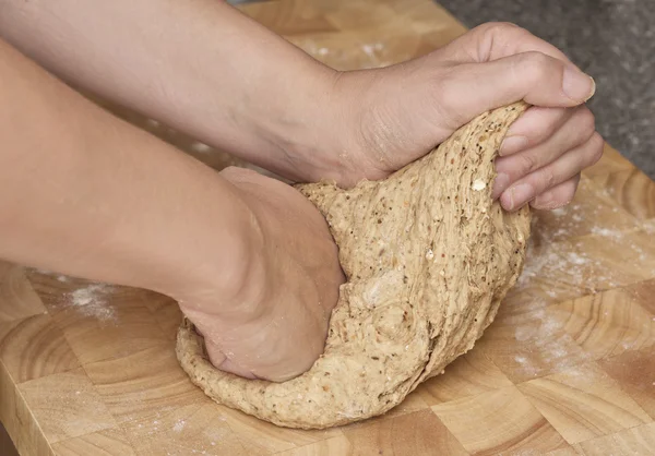 Nahaufnahme von Händen, die Brotteig kneten — Stockfoto