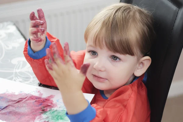 Niña con pintura en las manos Fotos de stock libres de derechos