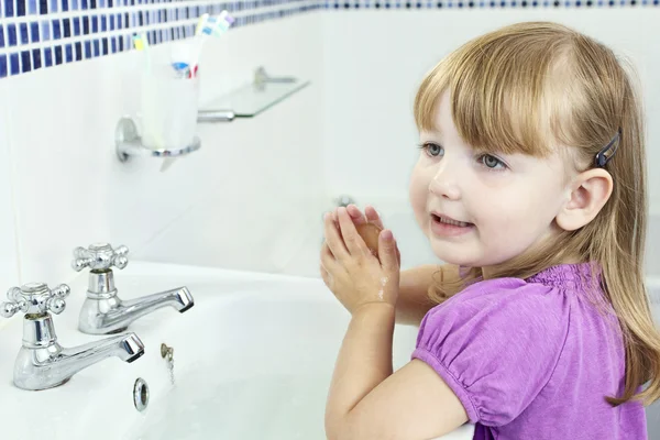 Lavado de niños manos Fotos de stock libres de derechos