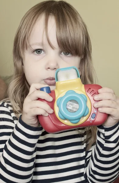 Девушка с игрушечной камерой — стоковое фото