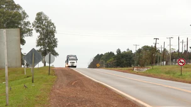 Voertuigen op een route — Stockvideo