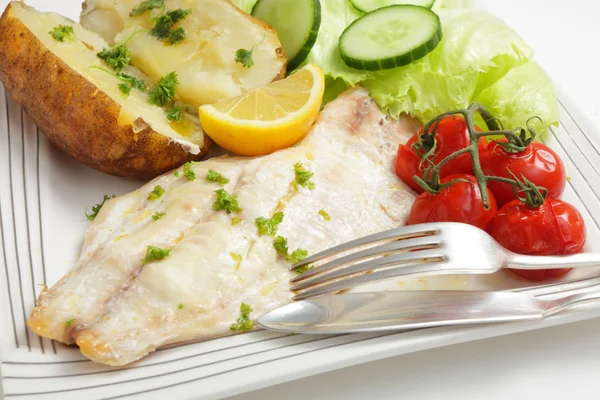 Filete de pescado al horno, tomates, papa y ensalada — Foto de Stock