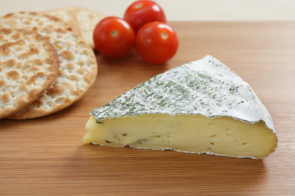 Brie de hierbas y galletas saladas —  Fotos de Stock