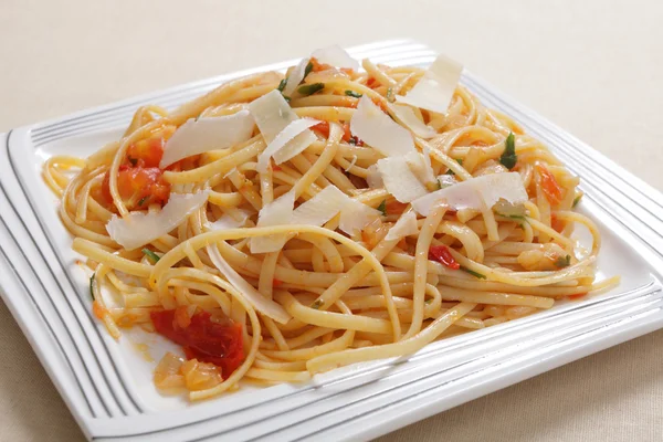 Linguine with tomato and garlic — Stock Photo, Image