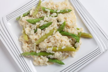 Yukarıdaki kuşkonmaz risotto