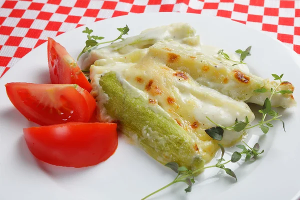 Zucchini baka med tomat — Stockfoto