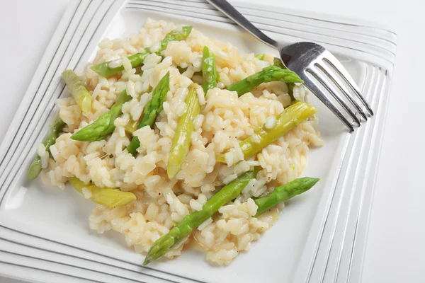 Risotto de espárragos con tenedor —  Fotos de Stock